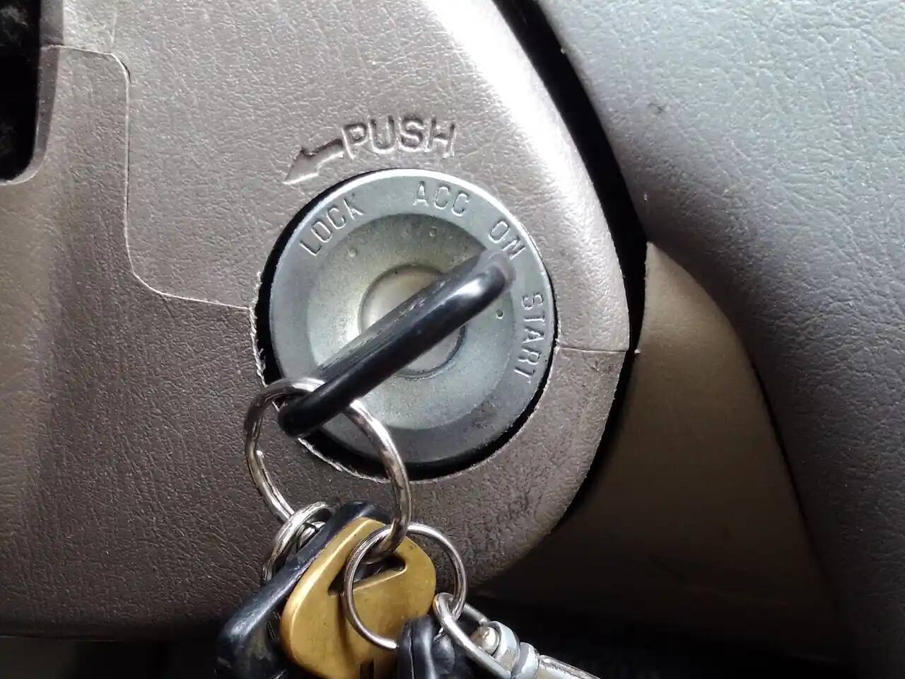 Ключ у замку запалювання на рульовій колонці з позначками LOCK, ACC, ON, START
